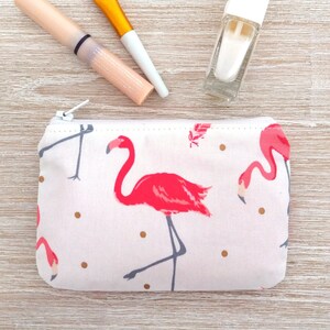 Monedero con diseño de flamenco rosa, pequeño estuche con cremallera para pastillas, esquinas redondeadas y forro completo, ideal como regalo para mujer con pájaro tropical.