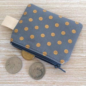 Tarjetero para mujer con lunares dorados metálicos, monedero pequeño, minibolsito con cremallera para medicamentos, efectivo, tarjetas, brillo de labios y minibotiquín de primeros auxilios.