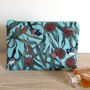Preciosa bolsa australiana con cremallera con pájaro azul reyezuelo, neceser con flores autóctonas y set de viaje con monedero y tarjetero a juego.