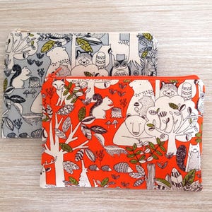 Bonita bolsa con cremallera, bolsa grande para lápices, cartera de viaje de lona japonesa con escena de bosque que representa a un oso zorro, disponible en naranja, rojo o gris.