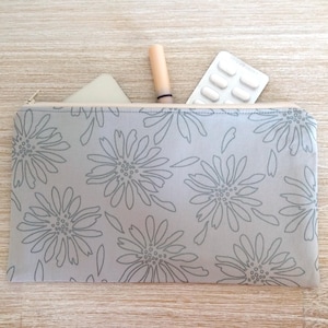 Monedero con cremallera y diseño floral de margaritas plateadas brillantes, neceser largo para maquillaje, cartera de viaje extragrande para pasaporte y tarjeta de embarque, bolsa organizadora