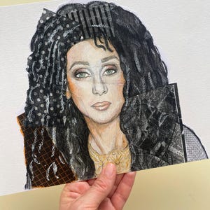 Ilustración original de Cher - Arte artesanal en técnica mixta sobre cartulina A4 - Arte mural de íconos del pop - Pieza única