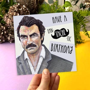 Carte d'anniversaire drôle de Tom Selleck - « Passez un anniversaire fan-TACHE-Tic » - Inspiration Magnum PI - Carte TV rétro des années 80 - Carte de voeux humour moustache