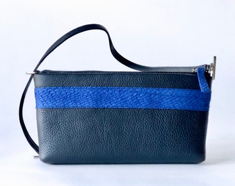 Cajón azul marino e índigo con cierre de cremallera insertado y minicorrea extraíble