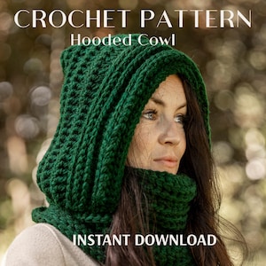 Op de afbeelding: Een donkergroene gehaakte capuchon-cowl met een geribbelde textuur. De tekst CROCHET PATTERN Hooded Cowl INSTANT DOWNLOAD is zichtbaar in witte letters. Het kledingstuk heeft een dikke, grove breistructuur die het hoofd en de nek bedekt.