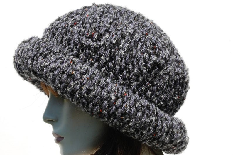 Puede incluir: Un gorro gris de punto con un ala ancha. El gorro est&aacute; hecho de un hilo grueso y texturizado.