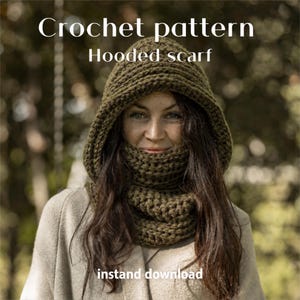 Op de afbeelding: Een donker olijfgroene gehaakte sjaal met capuchon en een dik, gestructureerd breipatroon. De tekst "Crochet pattern Hooded scarf" staat bovenaan en "instant download" staat onderaan deze digitale ontwerphandleiding.