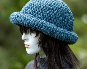 Handcrafted Chunky Cable Knit Wool Cloche Hat for Women – Cozy Winter Fashion Accessory
