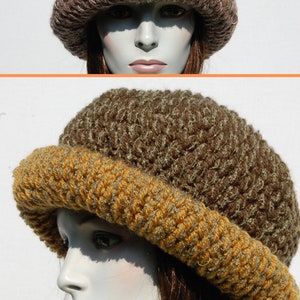 Puede incluir: Dos sombreros de ganchillo hechos con hilo marr&oacute;n y beige. Los sombreros tienen un ala ancha y est&aacute;n hechos con un punto texturizado.