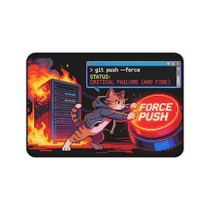 Może przedstawiać: Czarna prostokątna podkładka pod mysz z pikselową ilustracją. Kot w bluzie z kapturem sięga po duży czerwony przycisk "FORCE PUSH". Tło obejmuje serwer w płomieniach i pole tekstowe z napisem "git push --force".