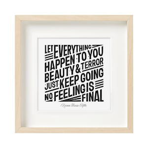 Puede incluir: Una impresión tipográfica en blanco y negro enmarcada con la cita "Deja que todo te suceda: la belleza y el terror. Sigue adelante. Ningún sentimiento es definitivo." de Rainer Maria Rilke.