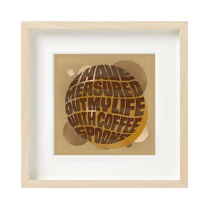 Könnte beinhalten: Ein gerahmter Druck mit einem runden Design in Braun und Gelb. Der Text im Kreis lautet "Ich habe mein Leben mit Kaffeelöffeln gemessen." Die Unterschrift des Künstlers "T.F. Club" befindet sich unten auf dem Druck.