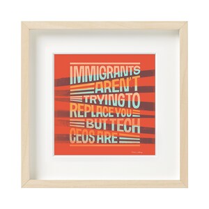 Puede incluir: Impresión artística enmarcada con el texto "IMMIGRANTS AREN'T TRYING TO REPLACE YOU BUT TECH CEOS ARE" en un estilo retro colorido. La impresión está sobre un fondo rojo con rayas horizontales y está encerrada en un marco de madera clara.