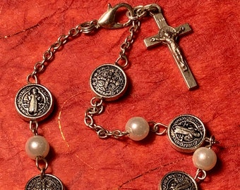 Pulsera de crucifijo con medalla sagrada y cuentas de perlas