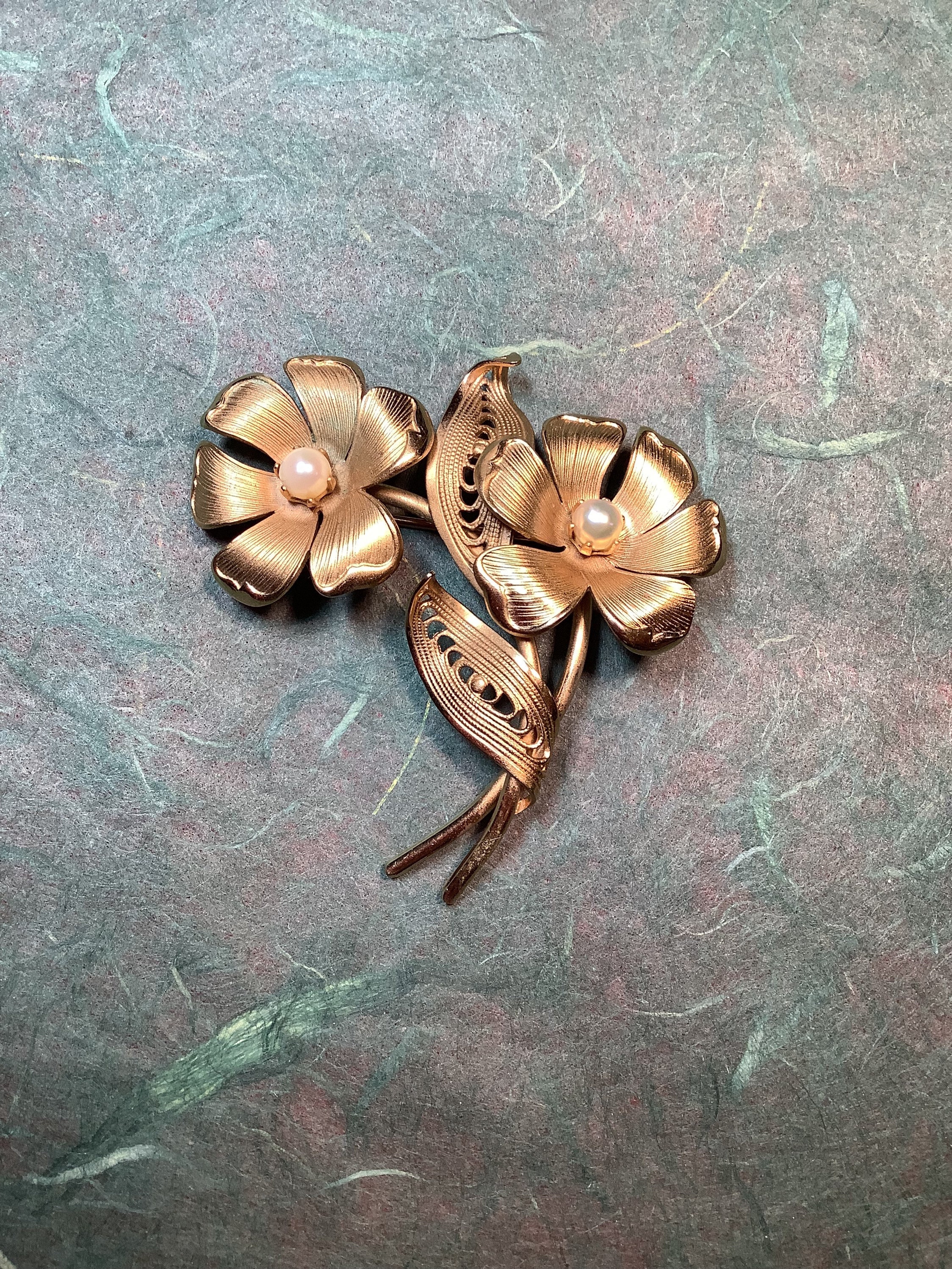Grande Broche Vintage Fleurs Relief Avec Perles Poire Nacrée - Or Rhodié, Référence 598 - Occasion