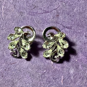Pendientes de clip vintage Trifari con pedrería en tono plateado