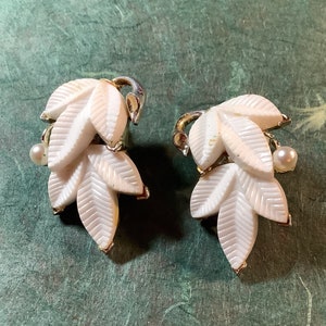 Orecchini a clip in argento con foglia e perle in stile Art Nouveau di Lisner in plastica bianca