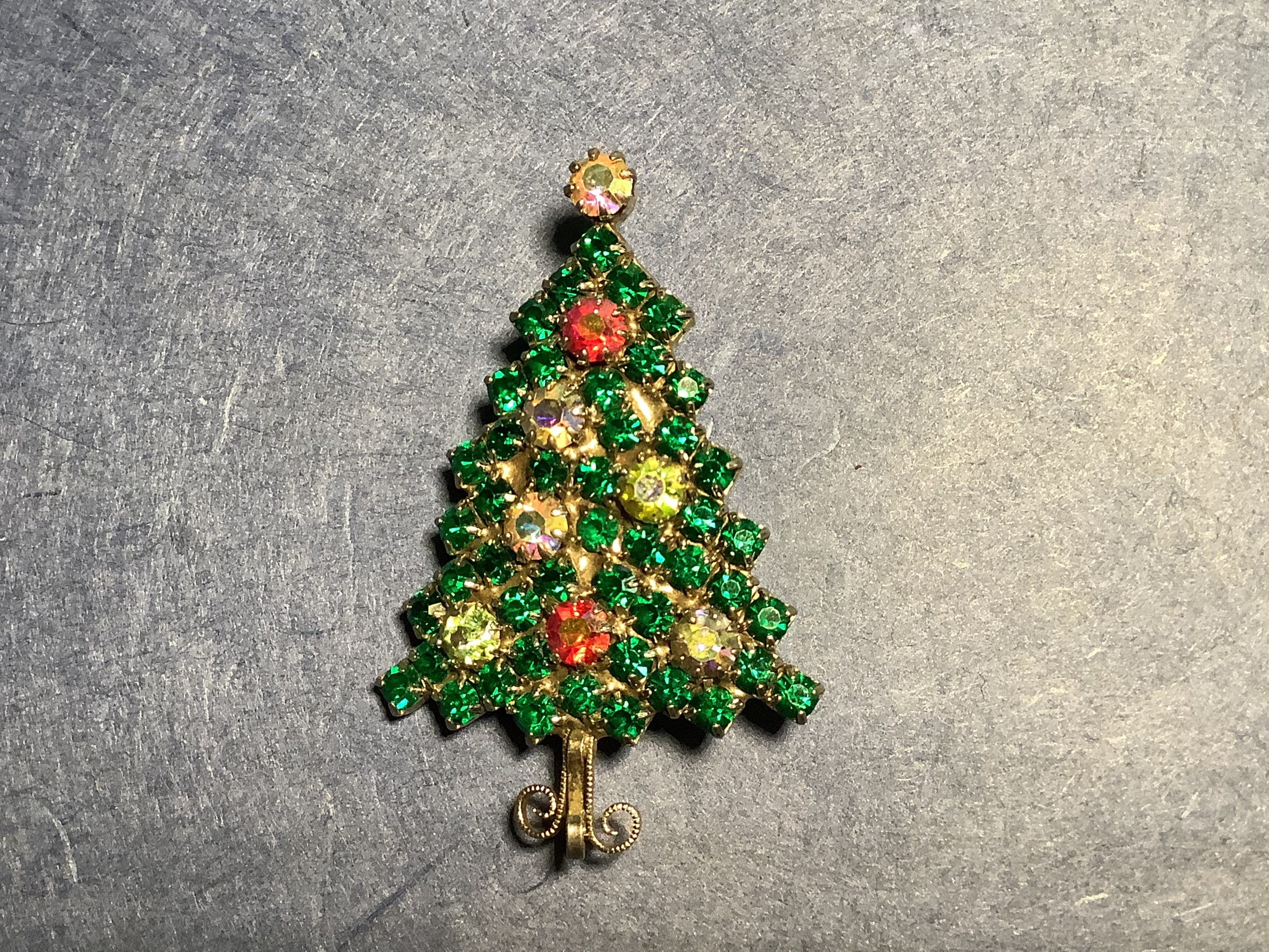 Abpf Exquisite Custom Logo Metal Christmas Tree Brooches for Women  Rhinestone Fashion Jewelry Festival Brooch Pins - China Rhinestone Brooch  Pins and Rhinestone Brooches price