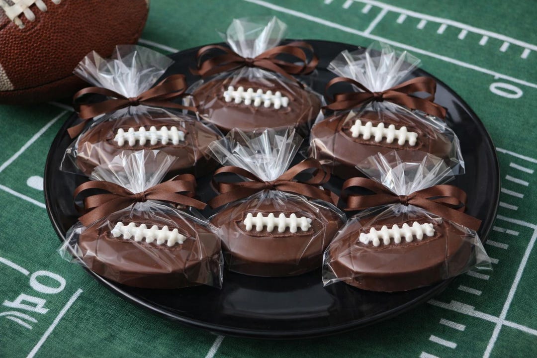 12 Football Themed Chocolate Oreos | Game Day Treats | Super Bowl Party ...