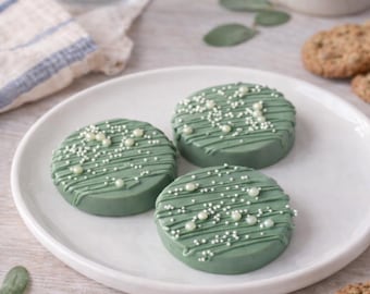 12 Oreos cubiertas de chocolate verde salvia / Recuerdos de fiesta neutros / Delicias para baby shower / Mesa de postres para bodas / Dulces bohemios