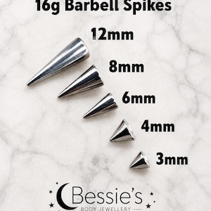 Op de afbeelding: Vijf zilverkleurige metalen puntvormige opzetstukken voor 16g barbells, gerangschikt op grootte van 12mm tot 3mm. De tekst 16g Barbell Spikes en individuele afmetingen staan naast elk onderdeel. Het logo van Bessie's Body Jewellery staat onderaan.