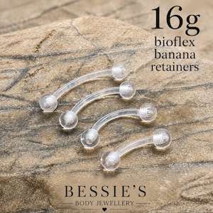 Pode incluir: Quatro piercings banana de retenção transparentes em bioflex de calibre 16g com extremidades de esfera roscadas. O texto 16g bioflex banana retainers é visível no canto superior direito e BESSIE'S BODY JEWELLERY na parte inferior.