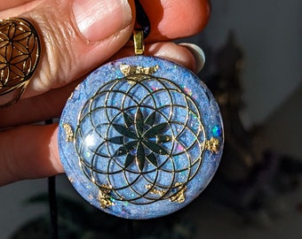 Pendentif géométrie sacrée or sur fond bleu holographique grand