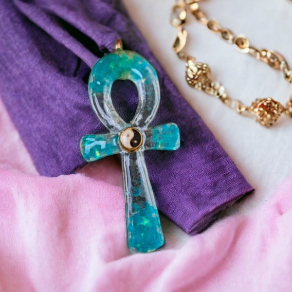 Pendentif clef Ankh ying yang Apatite résine transparente