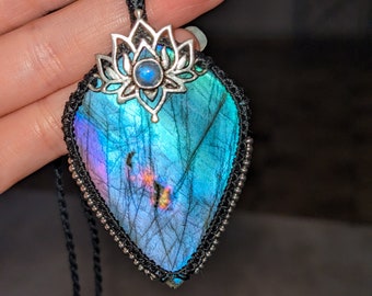 Pendentif Labradorite turquoise lotus argent macramé