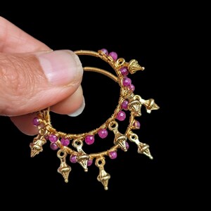 Könnte beinhalten: Goldene Creolen mit rosa Perlen und goldenen Tropfen-Akzenten.