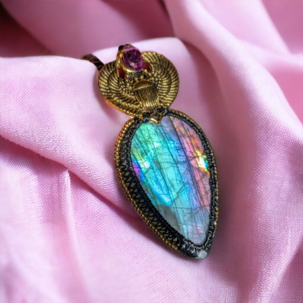 Pendentif macramé Labradorite arc en ciel Scarabée Améthyste