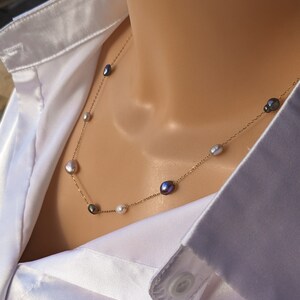 Fine necklace in multi-colored cultured pearls on a gold chain