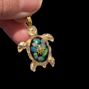 Colgante de tortuga con cristales: turmalina negra, ópalo Welo y pan de oro de 24 quilates