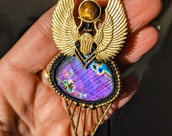 Pendentif Labradorite violette et scarabée Oeil de tigre macramé or