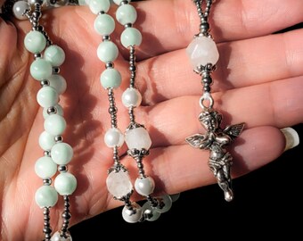 Cherubijnketting, klein engeltje, zilver, natuursteen, garnieriet, groene maansteen en jade