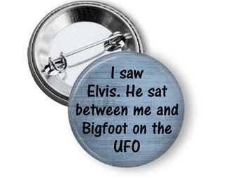 Avec du talent, j'ai vu Elvis. Il s'est assis entre Bigfoot et moi sur l'épingle ou l'aimant OVNI - épingle à bouton 1,5", épingles drôles, citations humoristiques