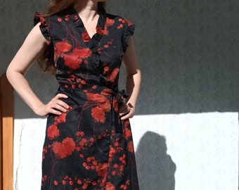 Robe florale noire rouge chinoise Cheongsam d'inspiration asiatique des années 70 avec des volants, taille M