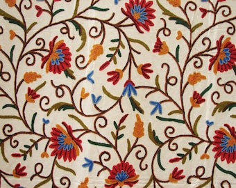 Floral Crewel Stickstoff Meterware: Handbestickt mit Wolle. Gerne fertigen wir auch Vorhänge nach Ihren Maßen an.