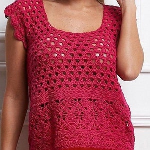 Peut inclure: Un haut crocheté rose avec un motif ajouré délicat. Le haut a des manches courtes et un décolleté arrondi.
