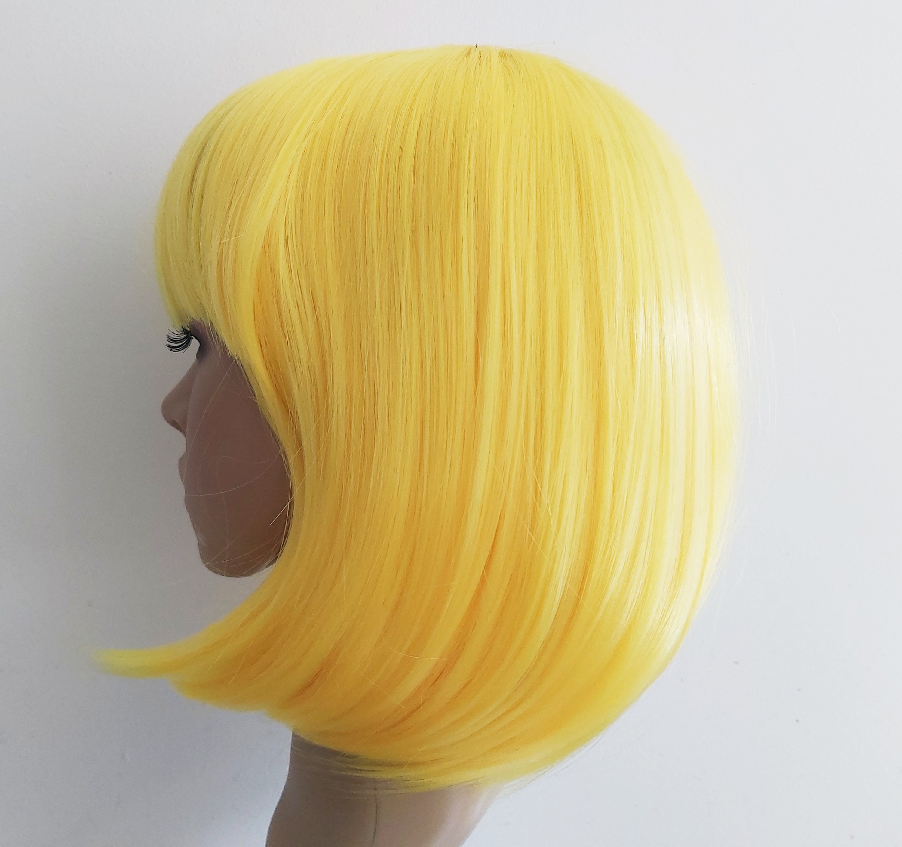 Kurze Gelbe Bob-Perücke Mit Pony – Hitzebeständig, Gelockt, Für Damen