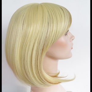 Kurze blonde Perücke mit dunkelbraunen Akzenten. Mehrfarbiges kurzes Haar. Alltags kurze Perücke für Frauen. versandfertig. Kostenloser Versand in USA.
