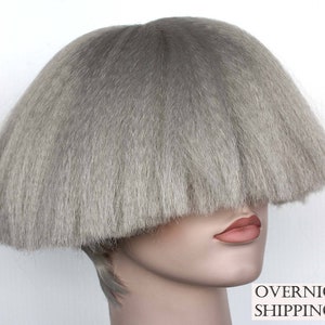 Grijze korte pruik voor dames. Grijs kostuumhaar. Hoogwaardig synthetisch haar. Halloween-cosplaypruik. klaar voor verzending. Gratis verzending in de VS.