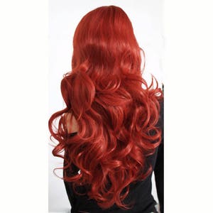 Puede incluir: Pelo largo, rojo y rizado, peinado en ondas sueltas. El cabello est&aacute; peinado de forma que crea volumen y movimiento.