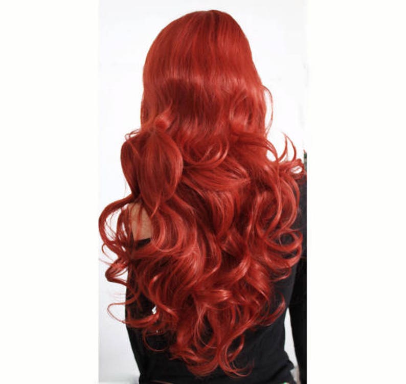 Puede incluir: Pelo largo, rojo y rizado, peinado en ondas sueltas. El cabello est&aacute; peinado de forma que crea volumen y movimiento.