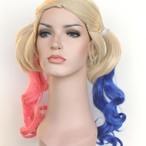 Blonde pruik met staart: roze en blauw synthetisch haar, cosplaykostuum