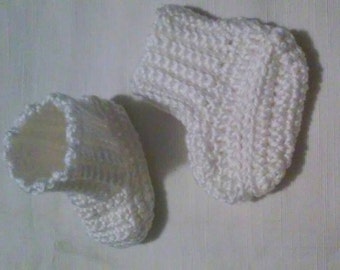 Crochet baby booties in white, newborn photography prop, crochet baby booties, baby booties, newborn baby booties, newborn baby shoes, baby