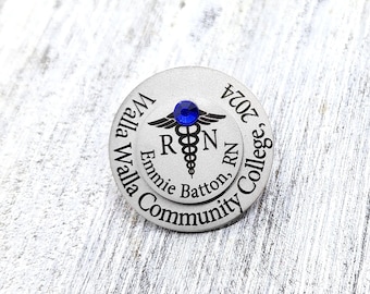 Pin de enfermera RN para ceremonia de fijación, personalizado, piedra de nacimiento, cualquier título, pin de acero inoxidable personalizado, regalo para enfermera, graduación de enfermera