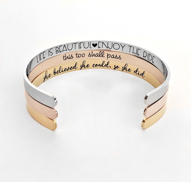 Pulsera de puño, pulsera grabada personalizada, joyería inspiradora de rosa de oro plateado, regalo para el día de la madre, dama de honor, graduación para ella imagen 2