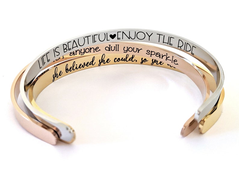 Pulsera de puño, pulsera grabada personalizada, joyería inspiradora de rosa de oro plateado, regalo para el día de la madre, dama de honor, graduación para ella imagen 1