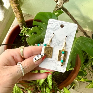 Brincos de ouro pendurados com cartas de tarô Crisocola e Opalita Hamsa Fátima para proteção com brincos hipoalergênicos “Roda da Fortuna”